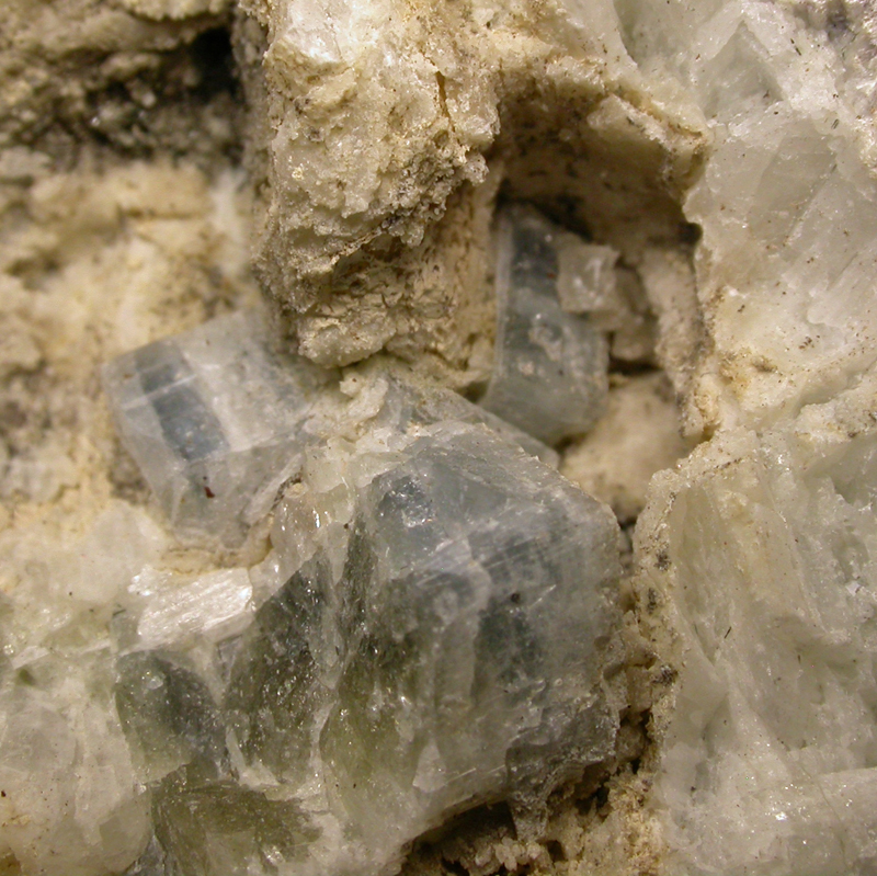 Leucosphenite