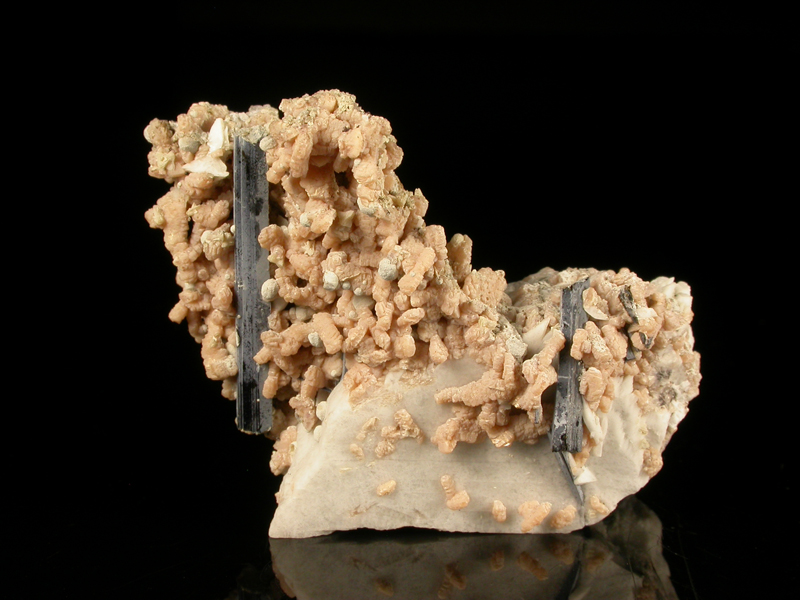 Sérandite Microcline Steacyite & Genthelvite