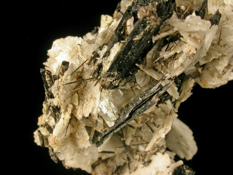 Sabinaite Rhabdophane-(Ce) Genthelvite Kupletskite