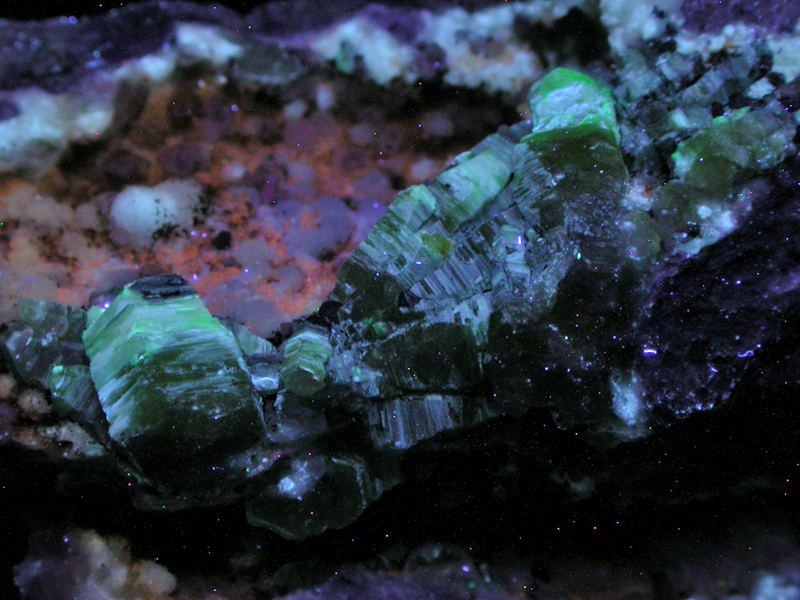 Weloganite Dachiardite-Na Calcite Quartz & Siderite