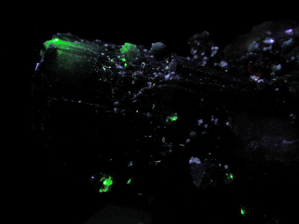 Sérandite Natrolite Willemite Chamosite & Polylithionite