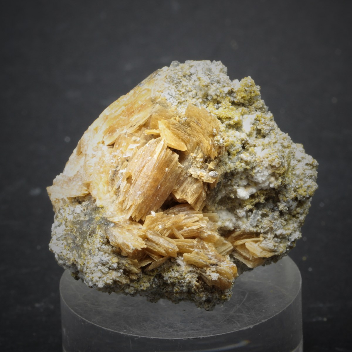 Roweite On Andradite