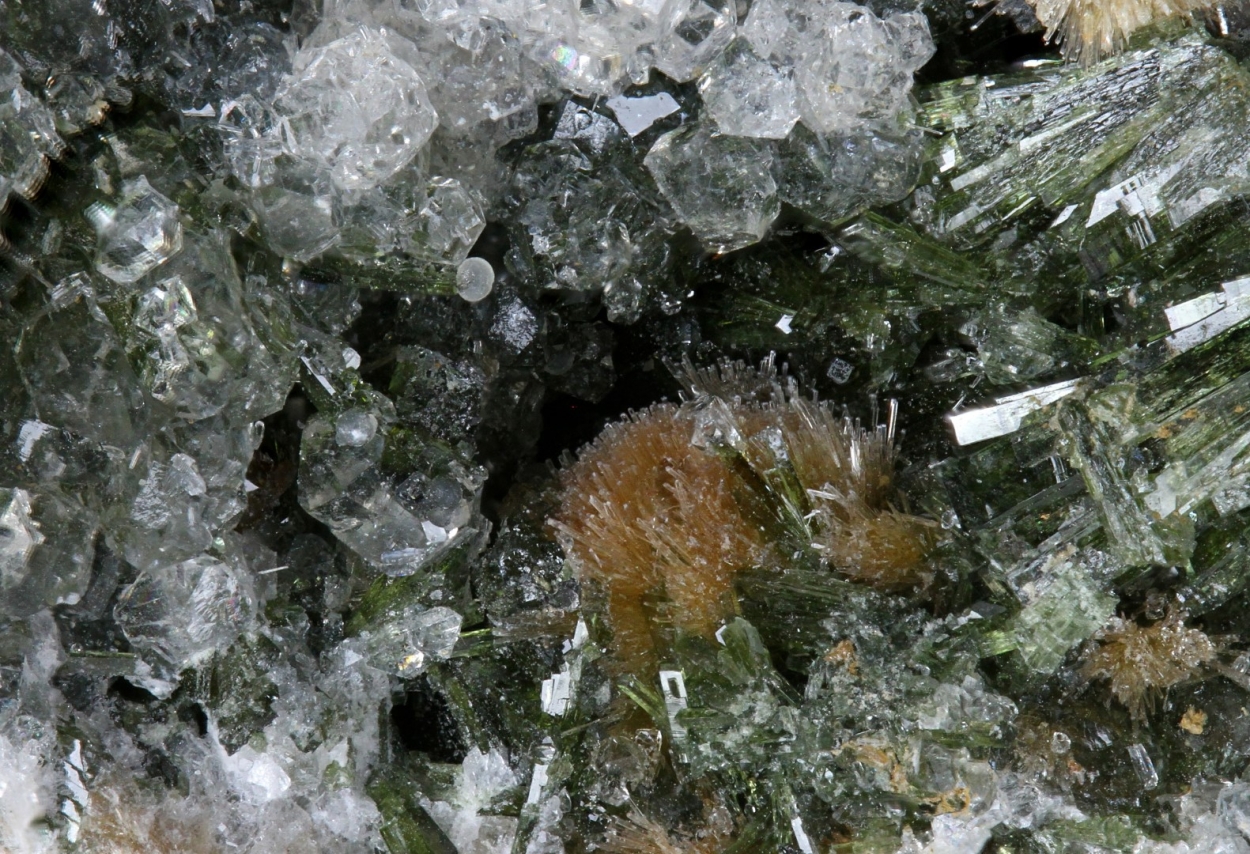 Bultfonteinite & Apophyllite On Diopside