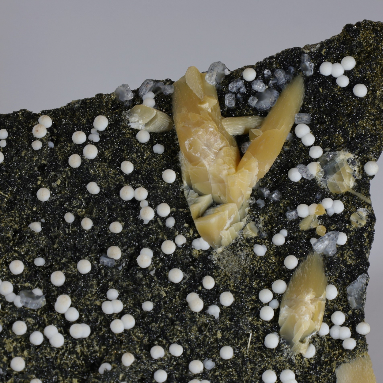 Gonnardite Calcite & Chabazite Var Phacolite On Ilmenite & Analcime