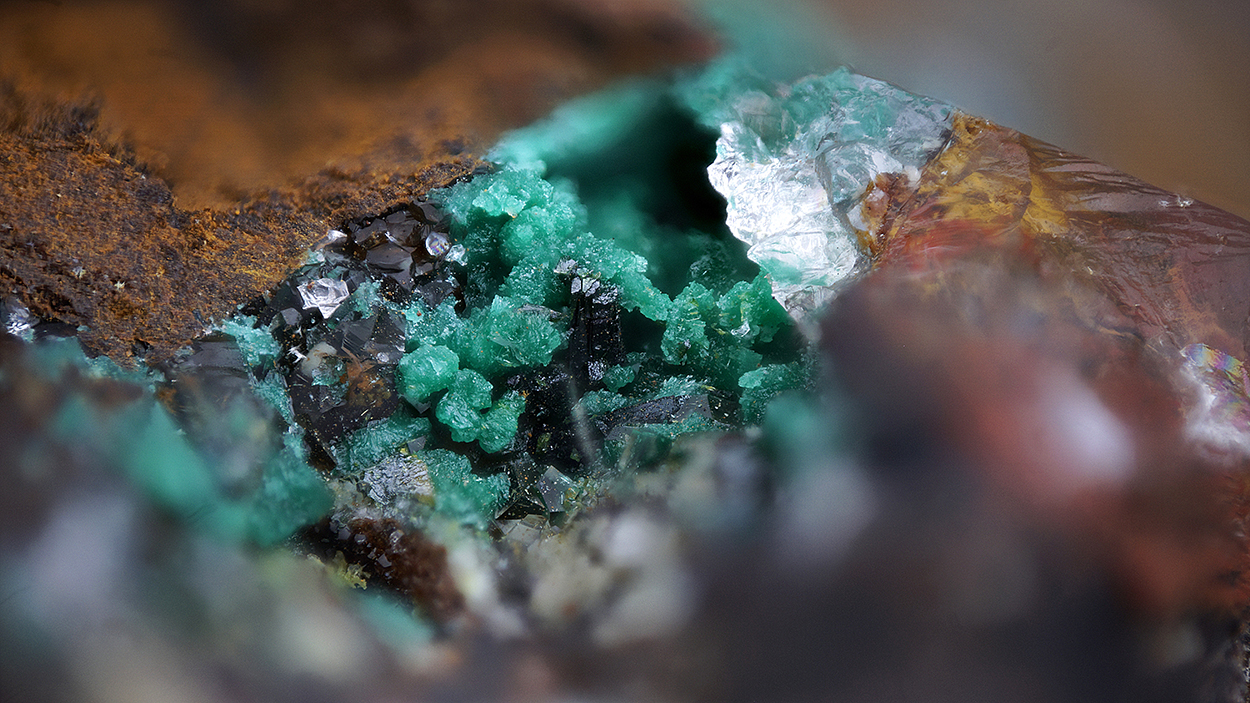 Khorixasite Namibite Beyerite & Brochantite