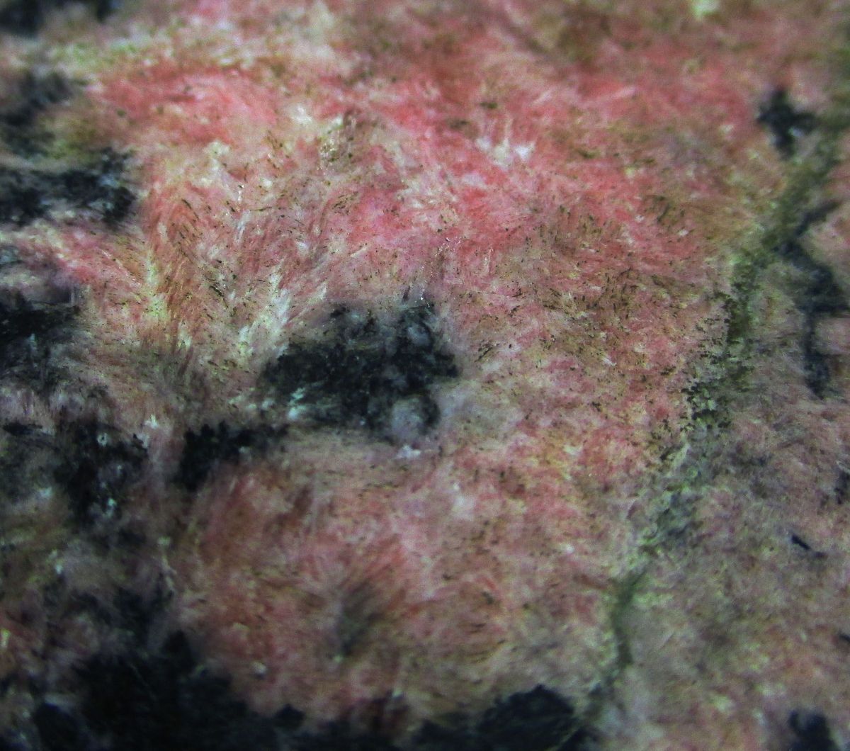 Rhodonite & Bustamite