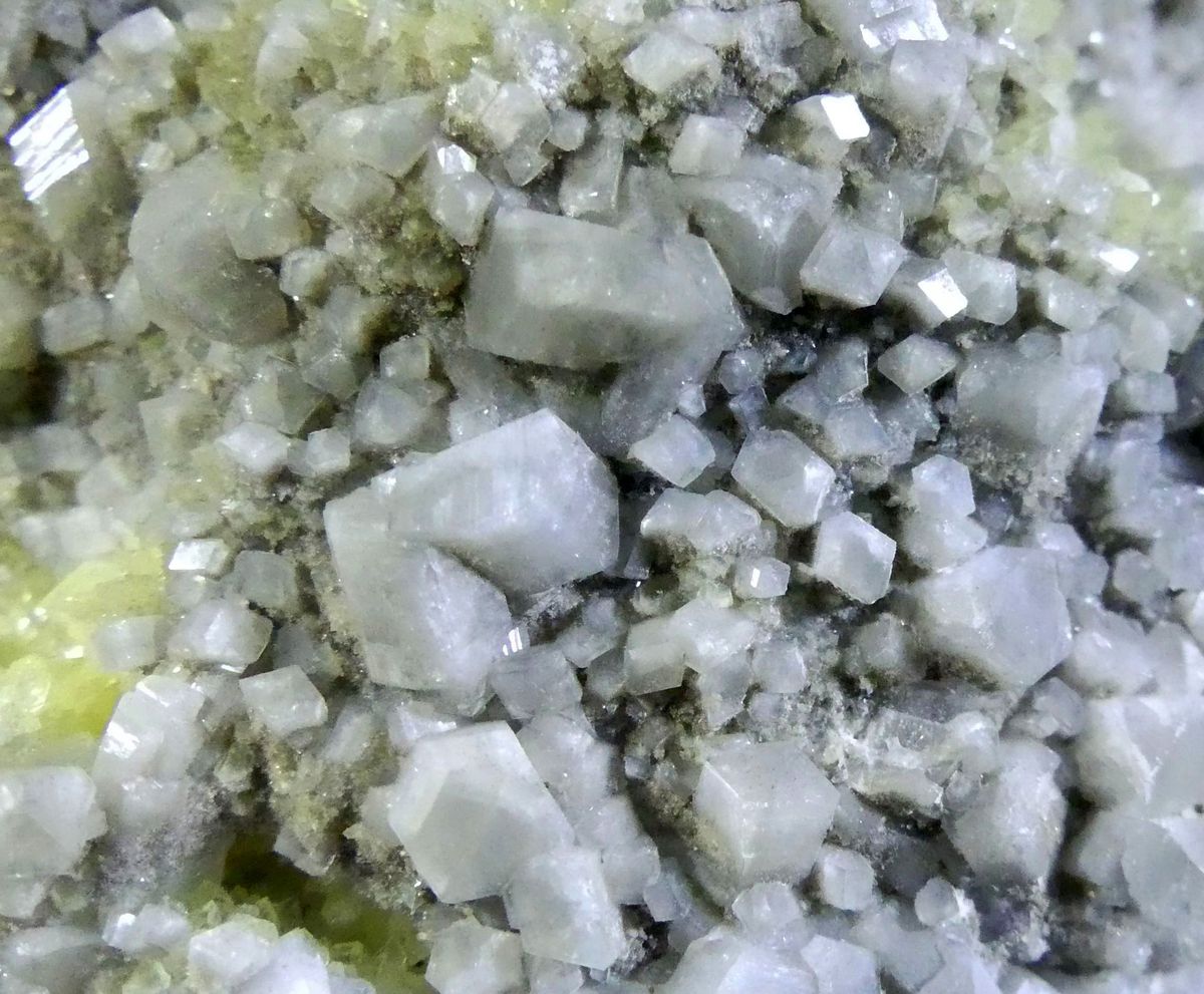 Fluorapophyllite-(K) Harmotome & Calcite