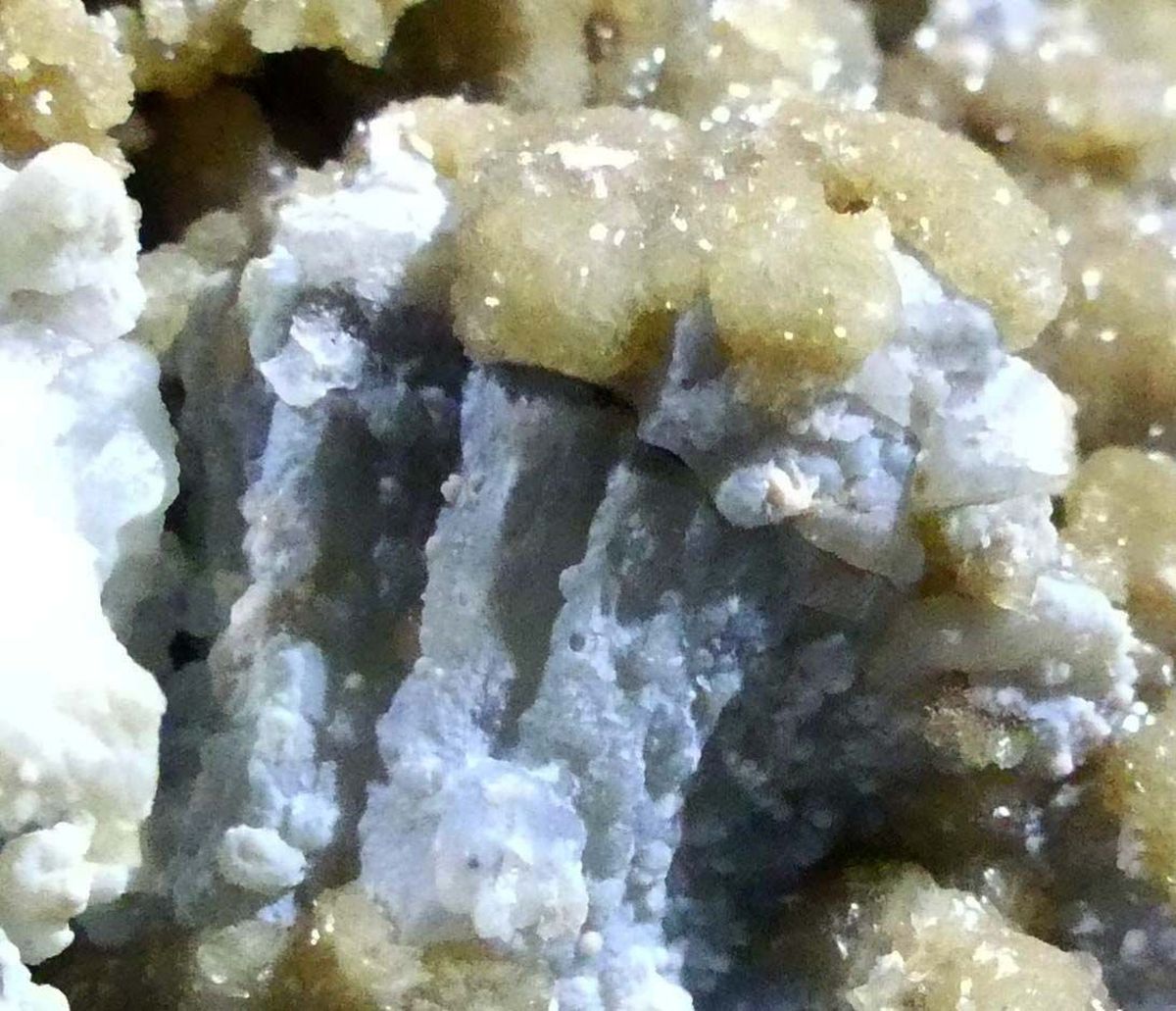 Sphärosiderite On Chalcedony Psm Fluorite With Dolomite