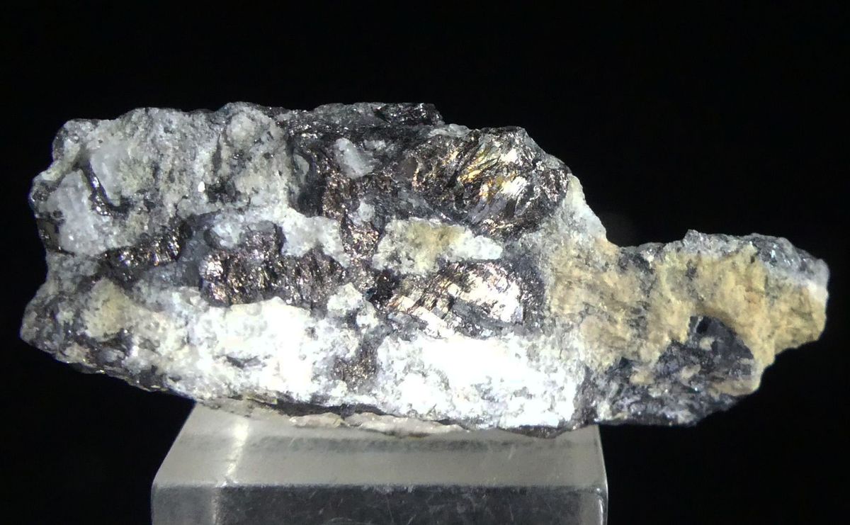 Native Bismuth & Tantalite-(Mn)