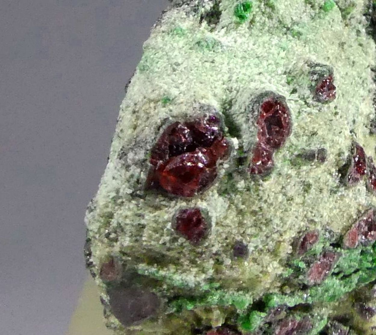 Pyrope & Chromian Diopside With Kelyphite