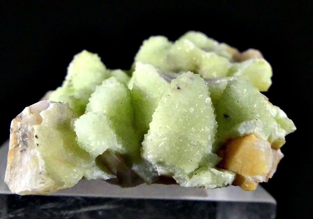 Cadmian Smithsonite On Calcite