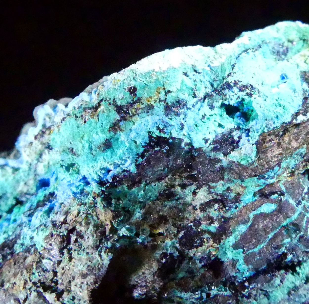 Carbonatecyanotrichite With Malachite