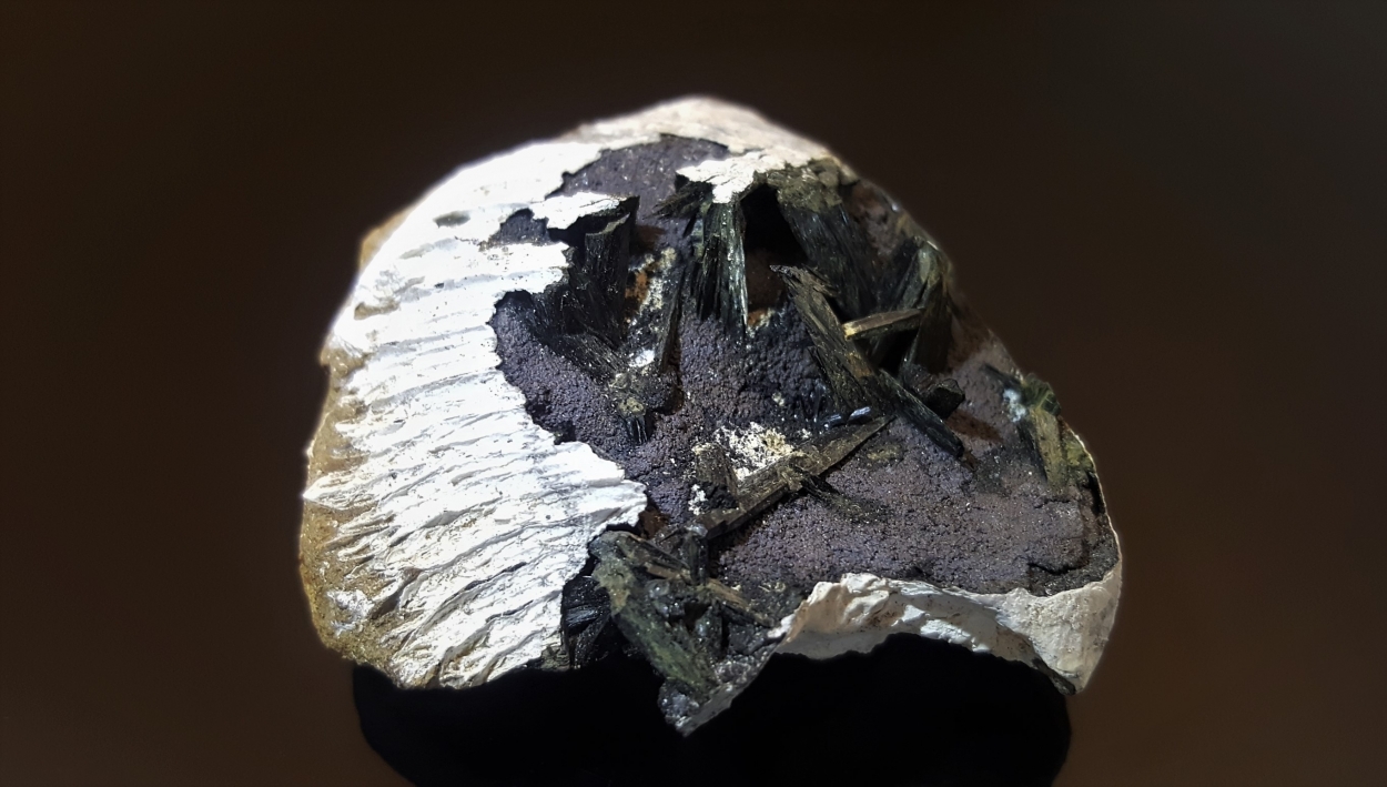 Vivianite In Clam Shell