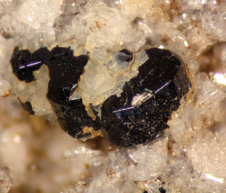 Osumilite-(Mg) & Phlogopite