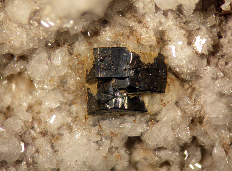 Osumilite-(Mg) & Phlogopite