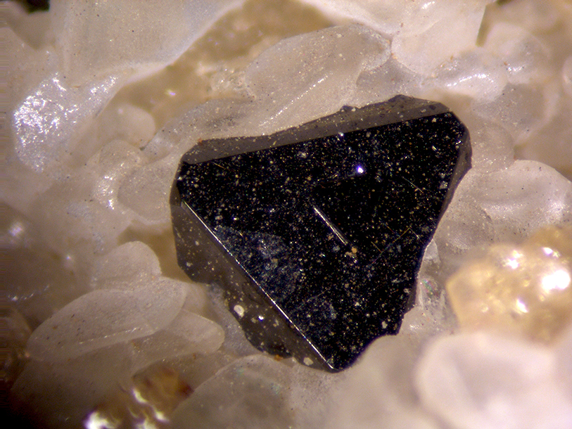 Pleonaste Humite & Calcite