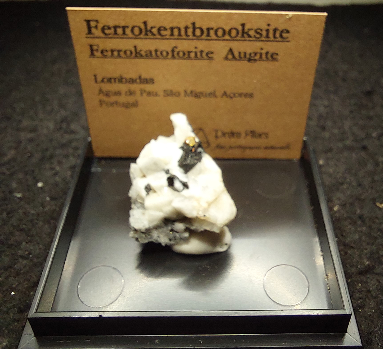 Ferrokentbrooksite Ferro-katophorite Augite & Fluornatropyrochlore