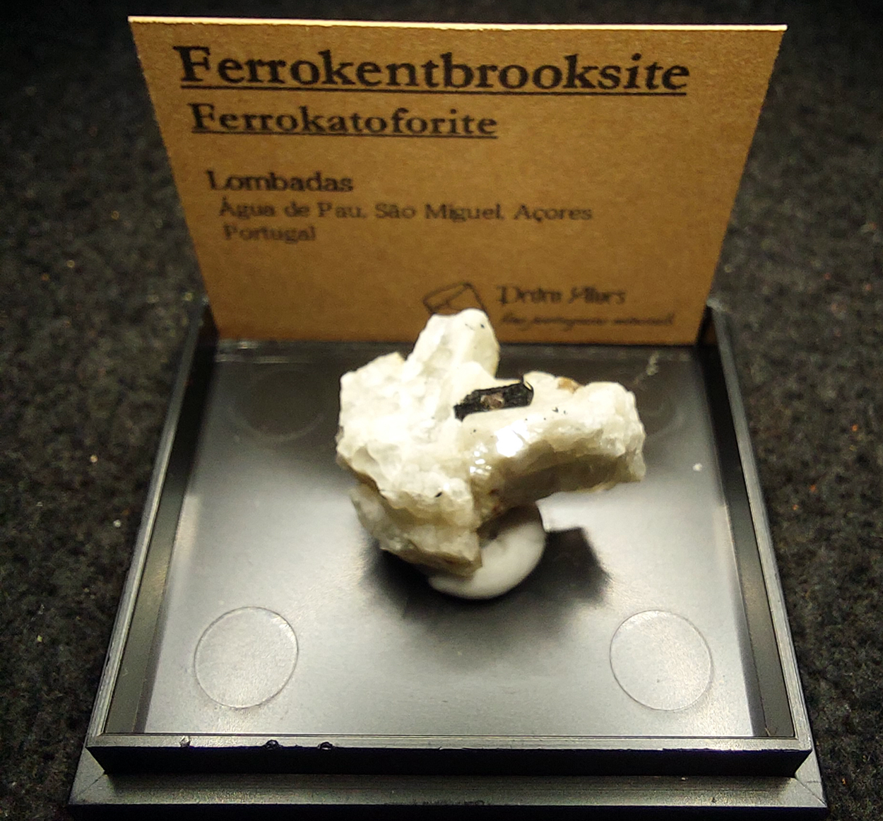 Ferrokentbrooksite & Ferro-katophorite