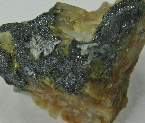 Roméite On Stibnite