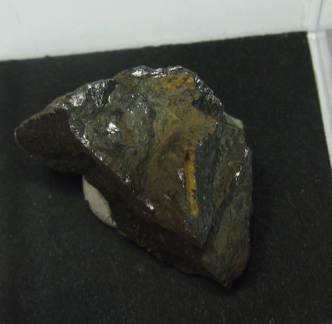 Izoklakeite