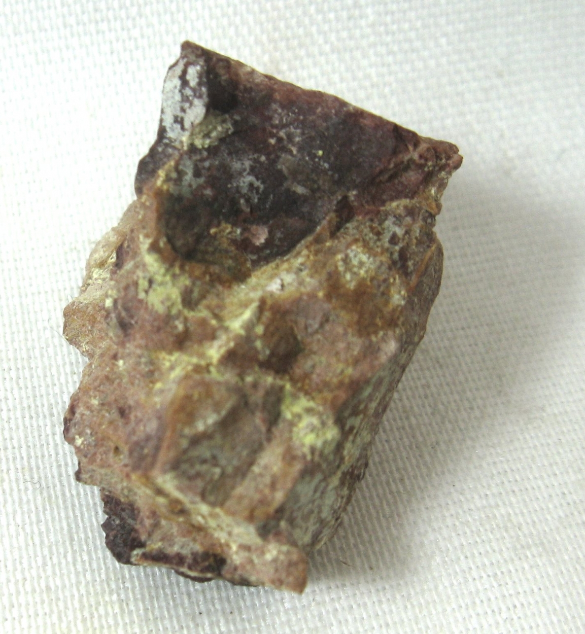 Natrouranospinite