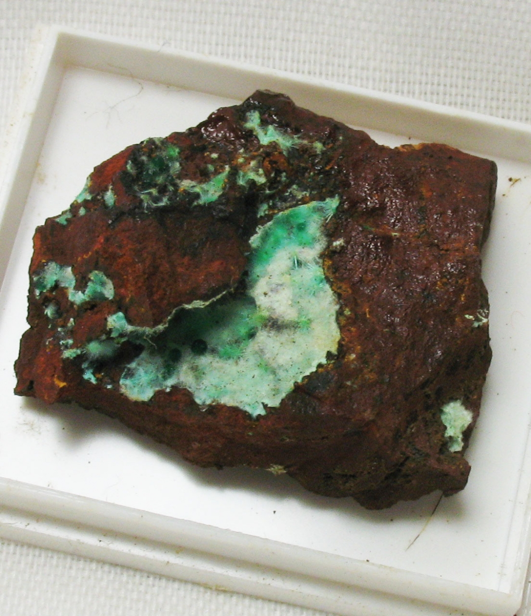 Agardite-(La)