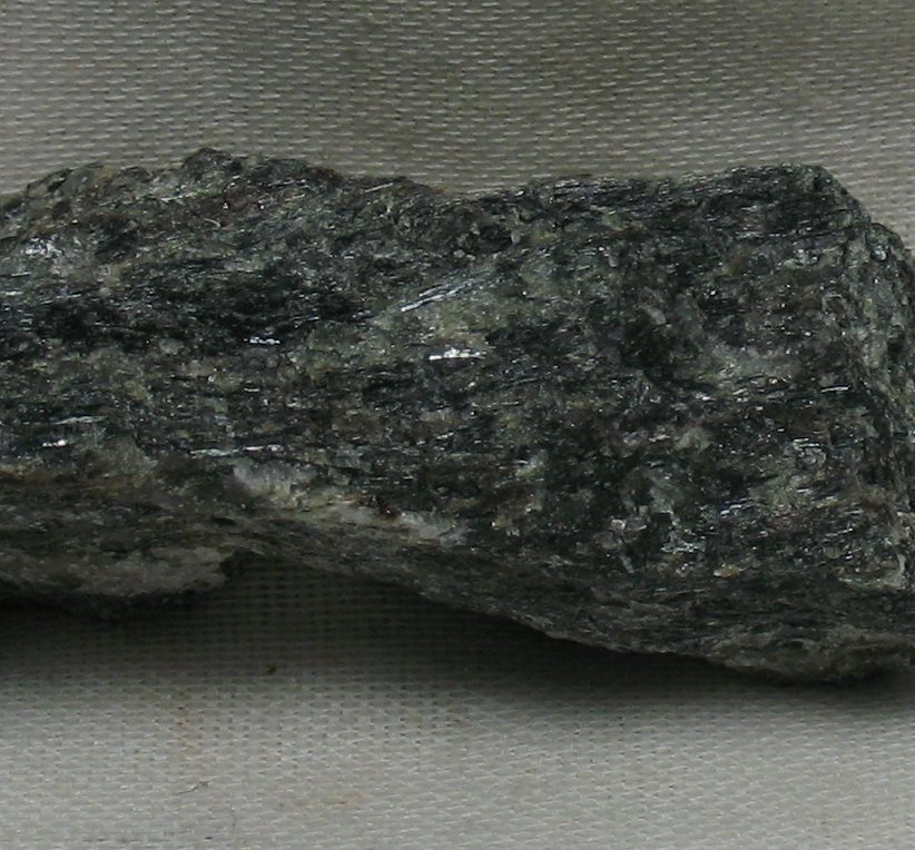 Fluoro-leakeite