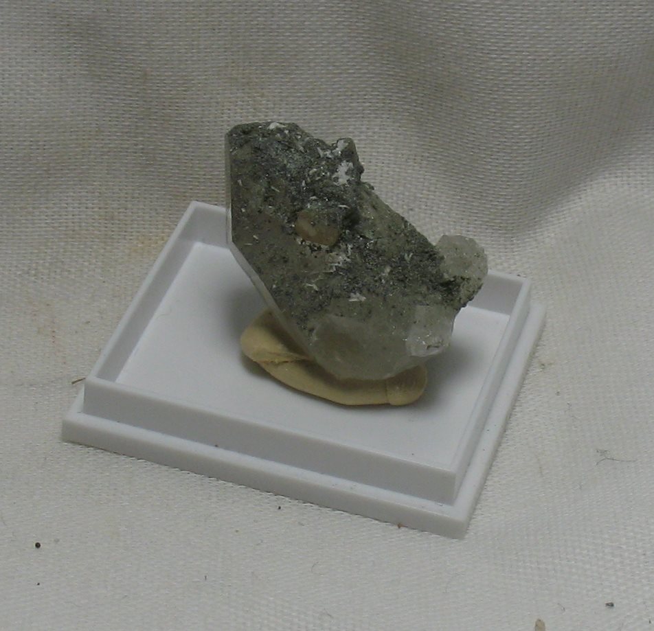 Scheelite & Chlorite & Calcite & Quartz