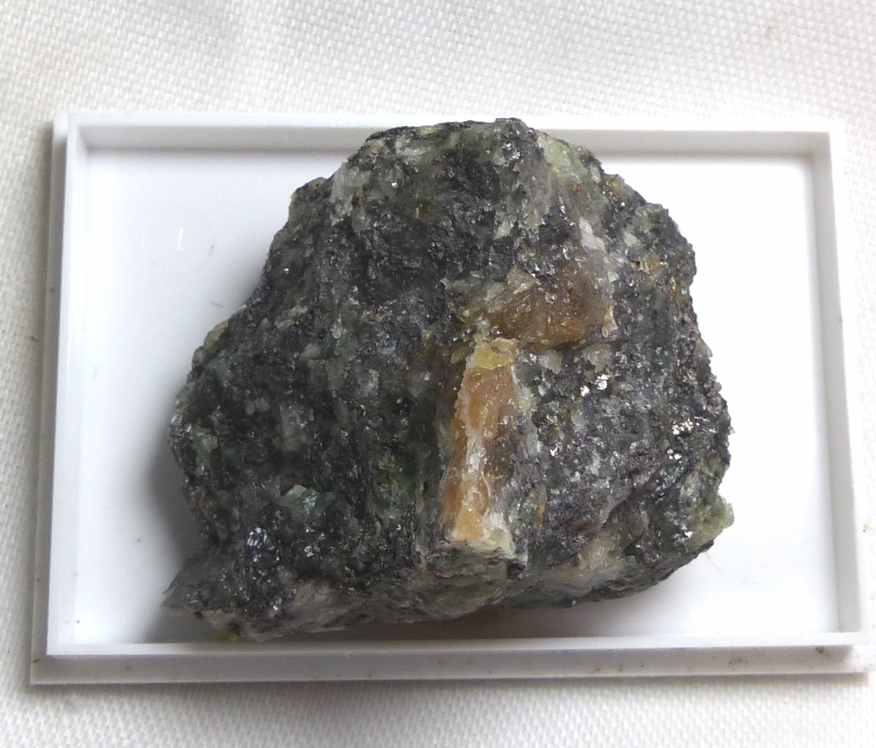 Agardite-(La)