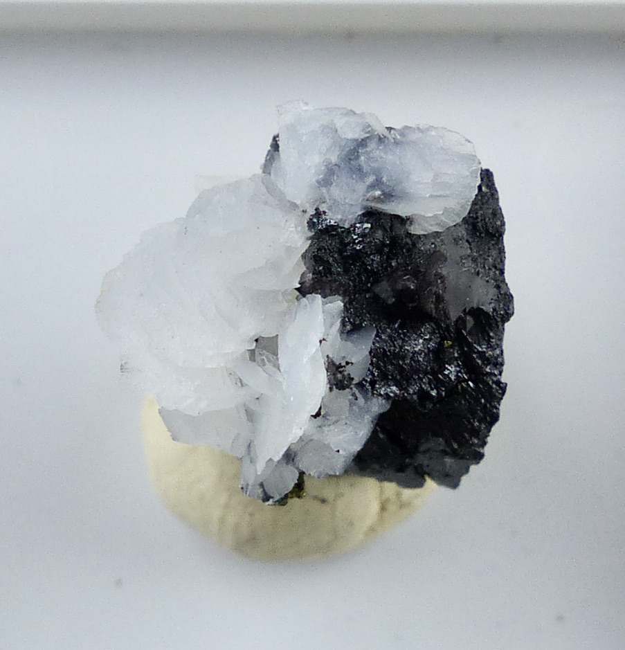 Scheelite & Calcite & Fluorite & Chalcopyrite On Wolframite
