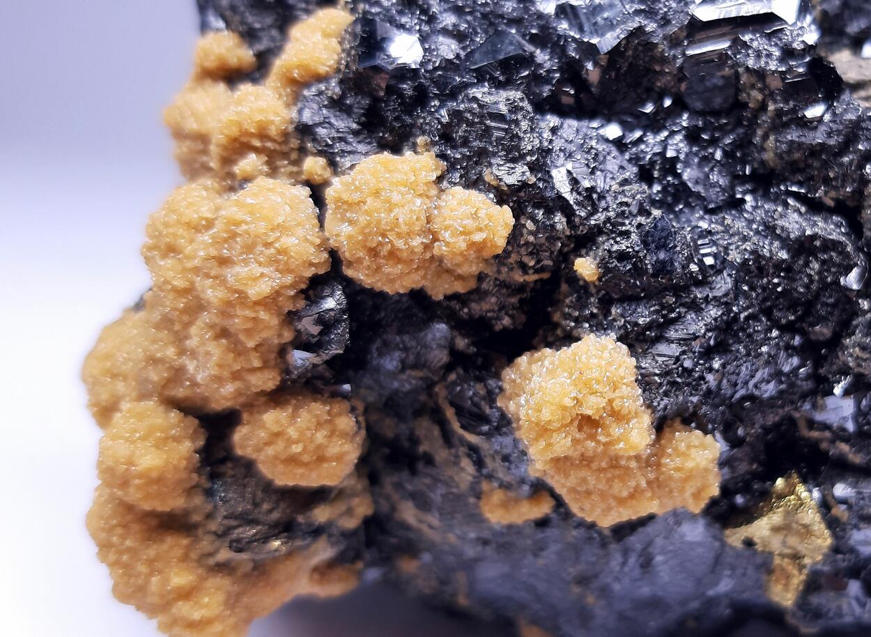 Pyrrhotite & Siderite & Rhodochrosite & Sphalerite