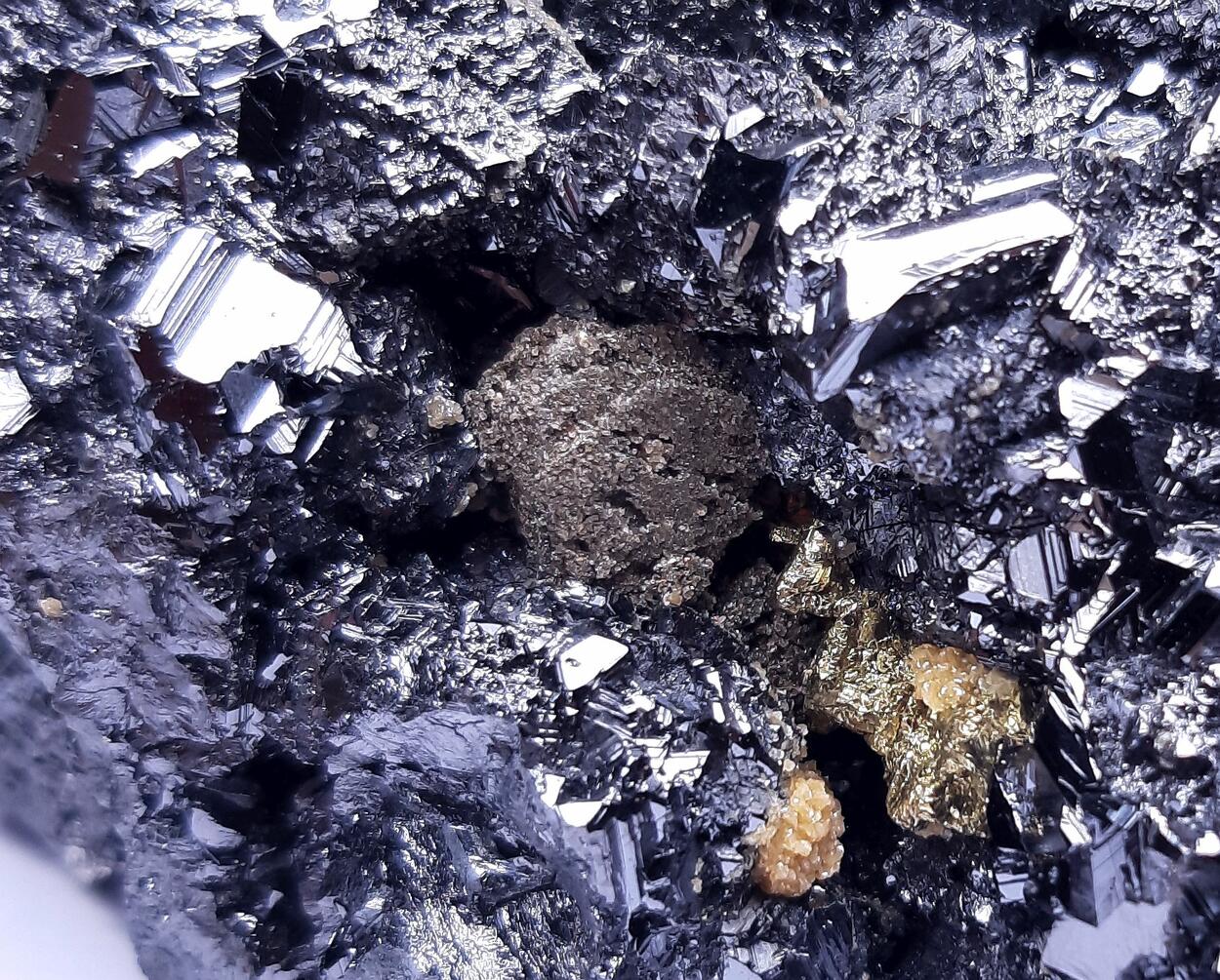 Pyrrhotite & Siderite & Rhodochrosite & Sphalerite