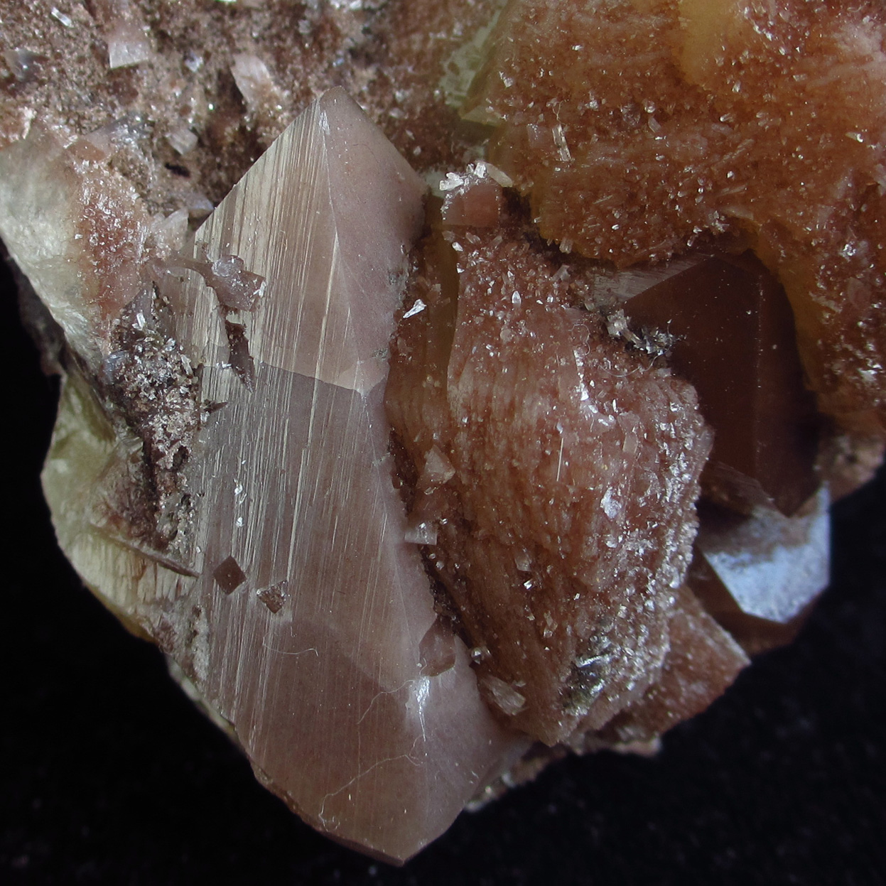 Powellite Stilbite & Apophyllite