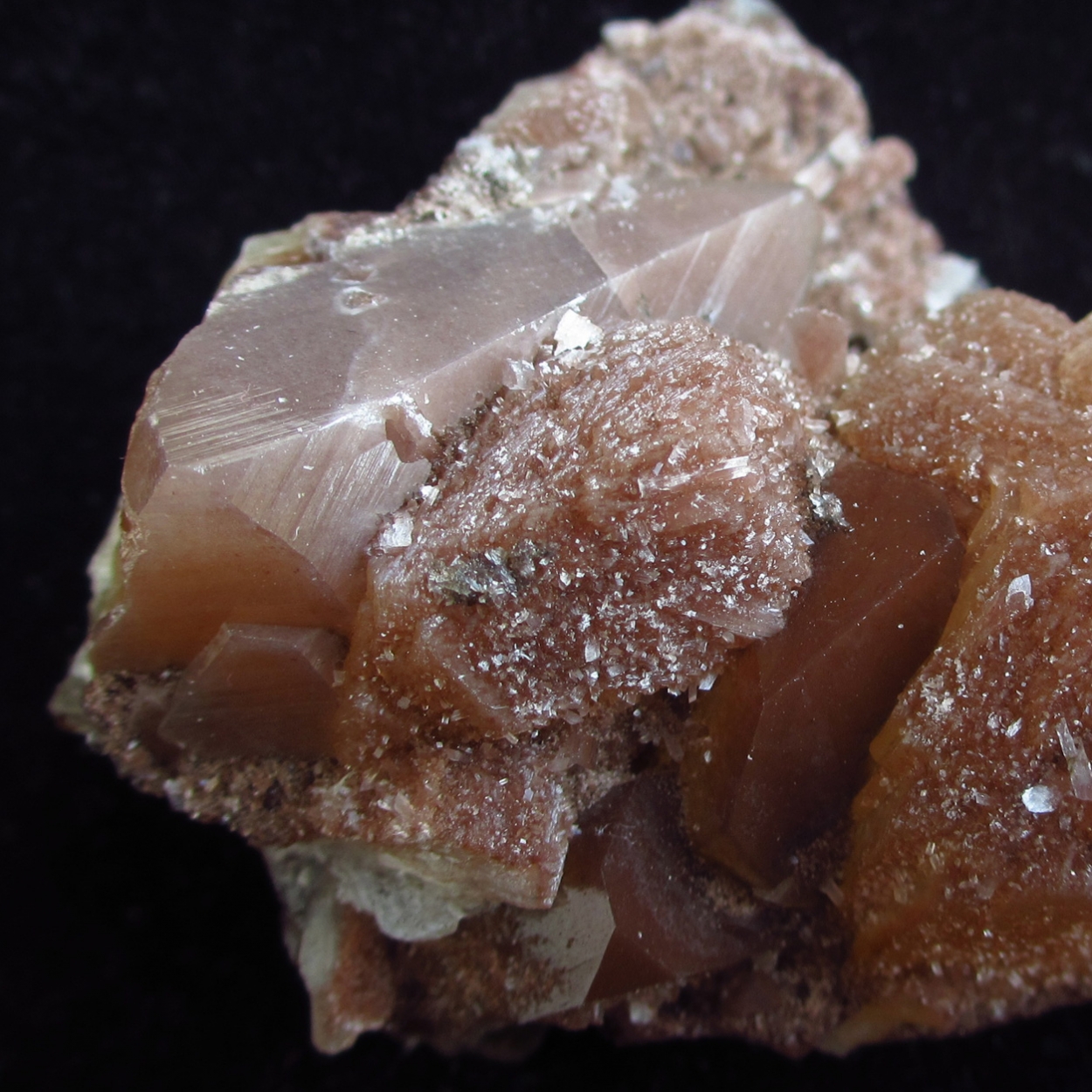 Powellite Stilbite & Apophyllite