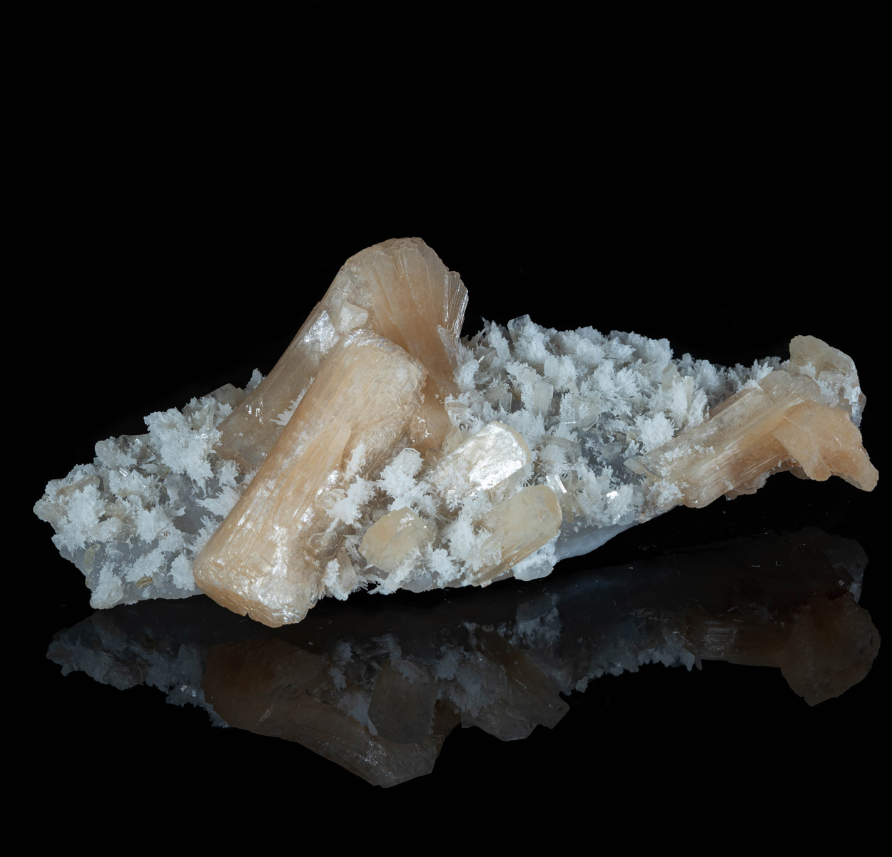 Stellerite & Quartz Psm Mordenite On Chalcedony