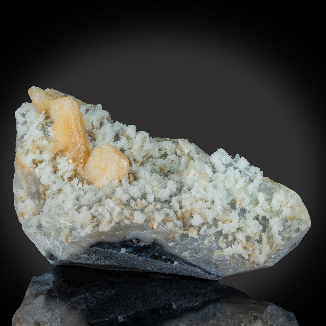 Stellerite & Quartz Psm Mordenite On Chalcedony