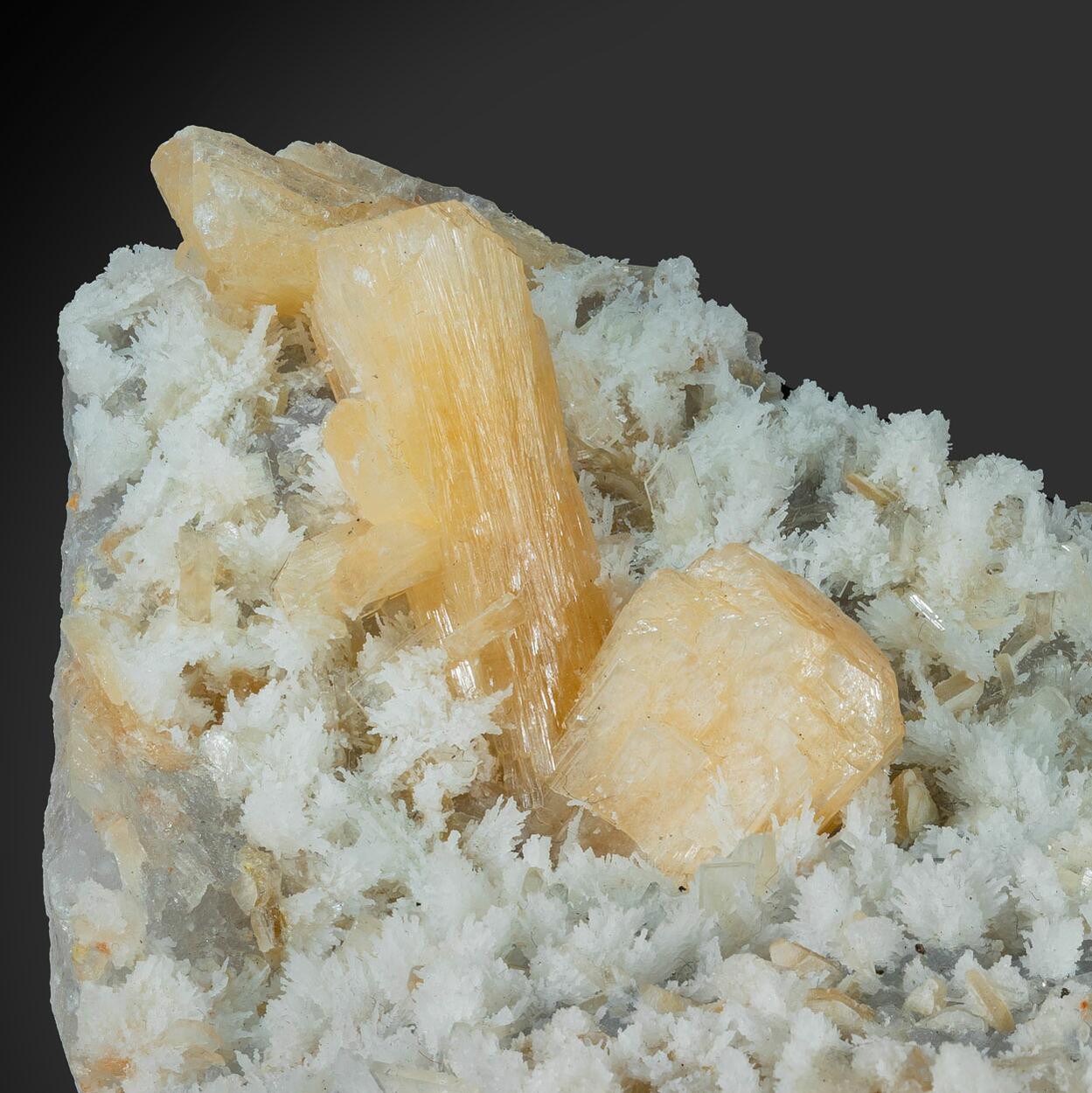 Stellerite & Quartz Psm Mordenite On Chalcedony