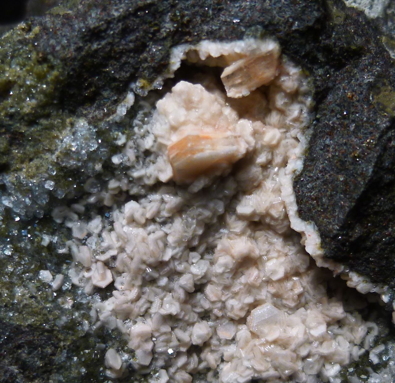 Gmelinite Analcime & Saponite