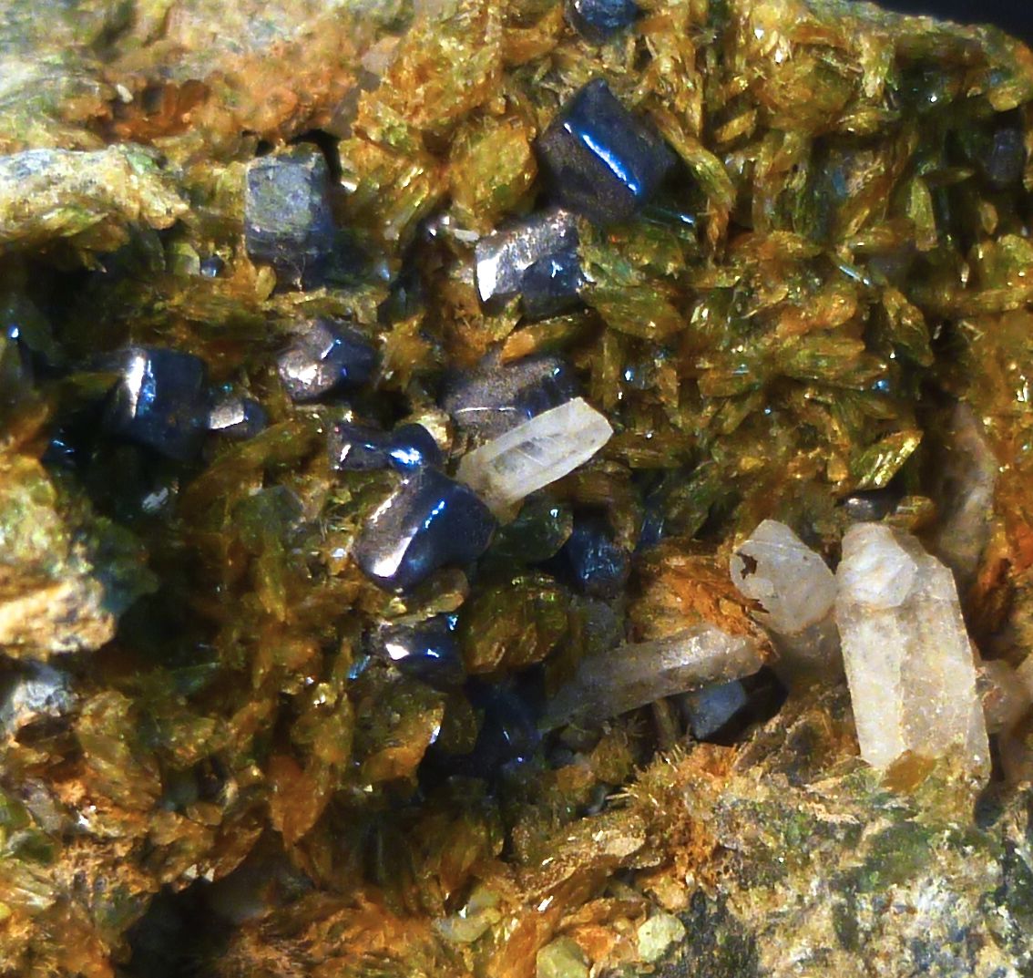 Johannsenite Axinite-(Mn) & Galena