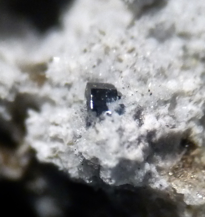 Osumilite-(Mg)