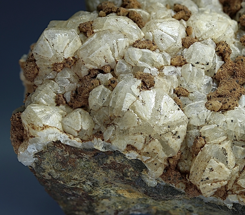 Gmelinite-K On Chabazite-Ca & Thomsonite