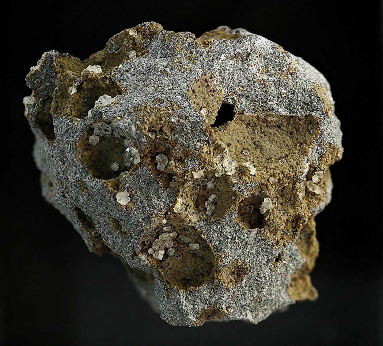 Paulingite-Ca
