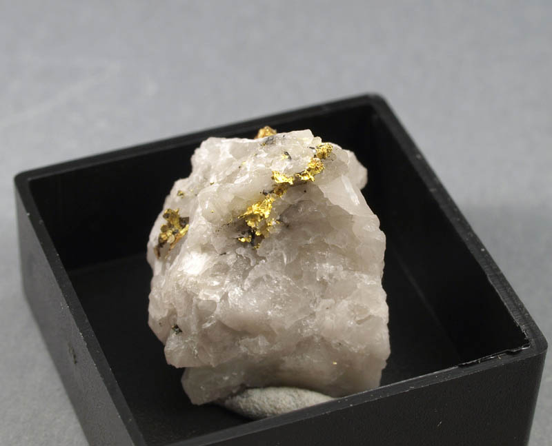 Orthobrannerite On Gold