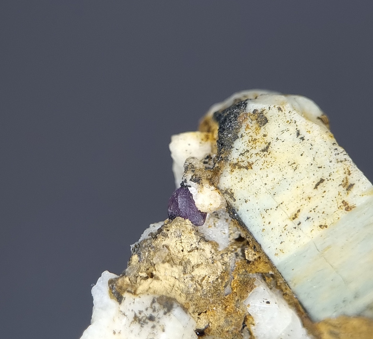 Feldspar & Chamosite & Fluorite