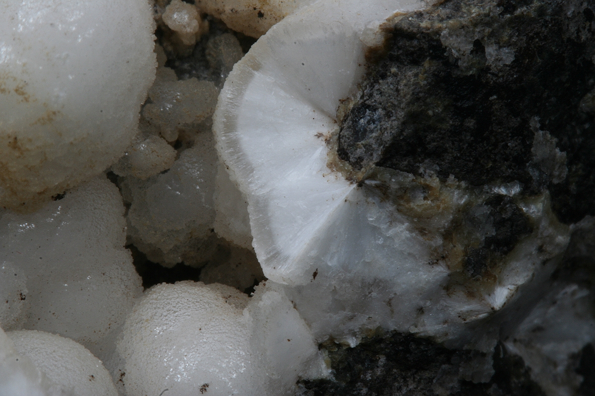 Thomsonite-Ca & Calcite