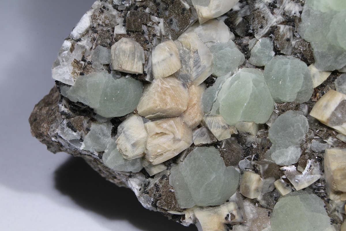 Prehnite Calcite & Julgoldite-(Fe2+)