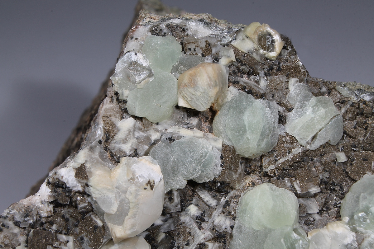 Prehnite Calcite & Julgoldite-(Fe2+)