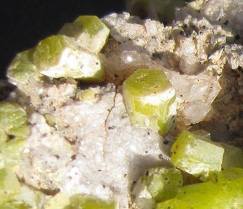 Pyromorphite On Quartz Psm Baryte