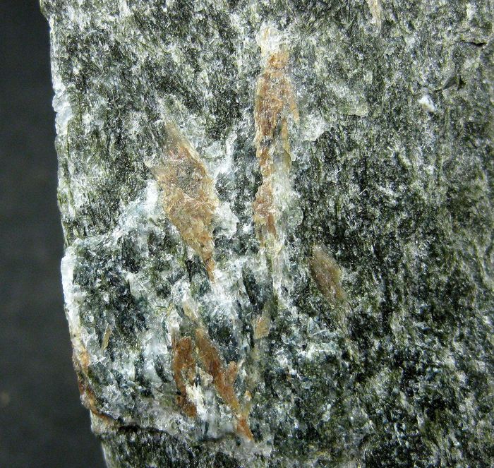 Rosenbuschite