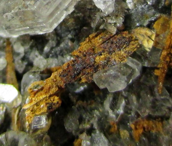 Santabarbaraite Psm Vivianite & Selenite On Hydrogoethite